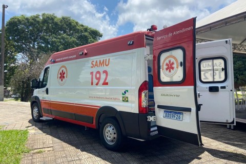 Equipe do Samu socorre motorista ao se deparar com caminhão caído em ribanceira enquanto seguia para outro atendimento na BR-251